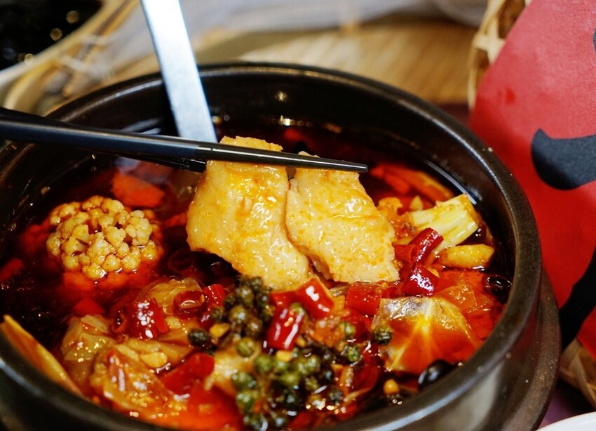 台中市東區有春茶館新菜色強勢登場!麻辣豆腐魚鍋、紅油舒肥雞蔬菜飯、麻辣嫩雞皮蛋麵,開胃套餐任你選!