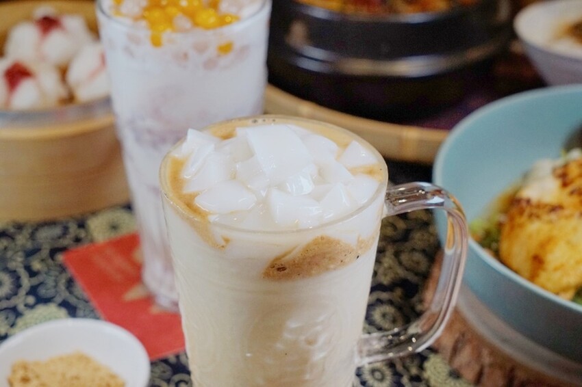 台中市東區有春茶館新菜色強勢登場!麻辣豆腐魚鍋、紅油舒肥雞蔬菜飯、麻辣嫩雞皮蛋麵,開胃套餐任你選!