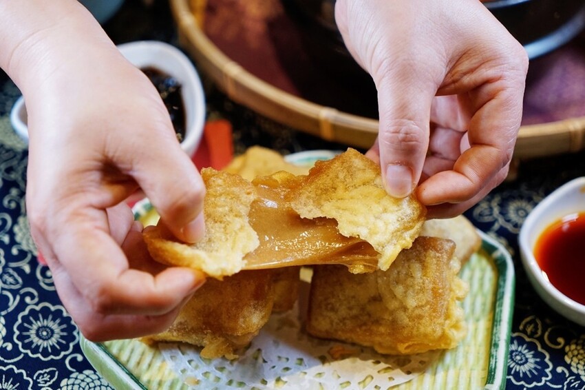 台中市東區有春茶館新菜色強勢登場!麻辣豆腐魚鍋、紅油舒肥雞蔬菜飯、麻辣嫩雞皮蛋麵,開胃套餐任你選!