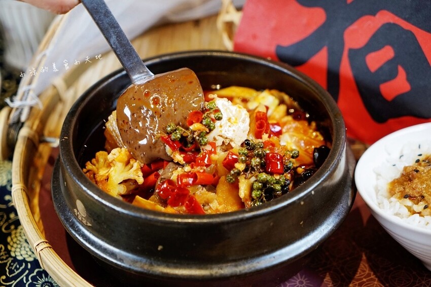 台中市東區有春茶館新菜色強勢登場!麻辣豆腐魚鍋、紅油舒肥雞蔬菜飯、麻辣嫩雞皮蛋麵,開胃套餐任你選!