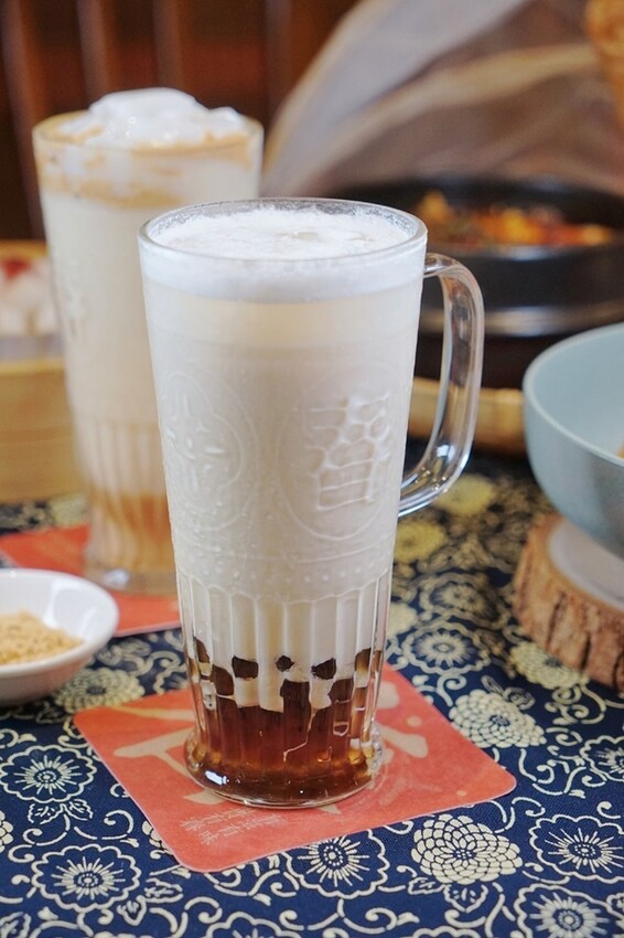 台中市東區有春茶館新菜色強勢登場!麻辣豆腐魚鍋、紅油舒肥雞蔬菜飯、麻辣嫩雞皮蛋麵,開胃套餐任你選!