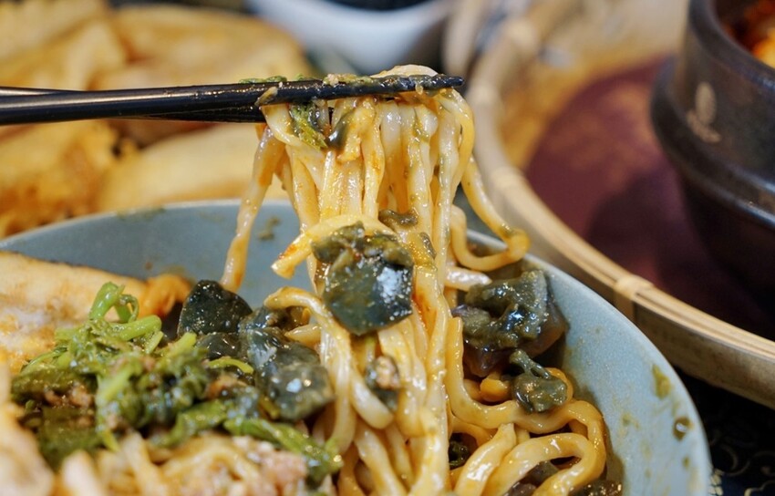 台中市東區有春茶館新菜色強勢登場!麻辣豆腐魚鍋、紅油舒肥雞蔬菜飯、麻辣嫩雞皮蛋麵,開胃套餐任你選!