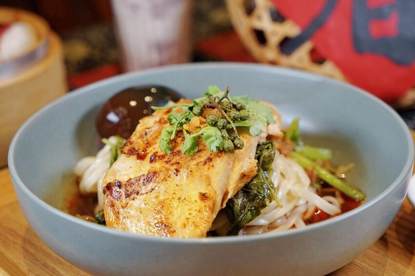 台中市東區有春茶館新菜色強勢登場!麻辣豆腐魚鍋、紅油舒肥雞蔬菜飯、麻辣嫩雞皮蛋麵,開胃套餐任你選!