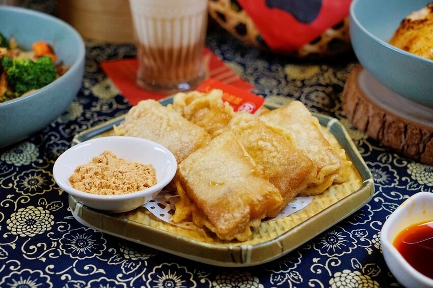 台中市東區有春茶館新菜色強勢登場!麻辣豆腐魚鍋、紅油舒肥雞蔬菜飯、麻辣嫩雞皮蛋麵,開胃套餐任你選!