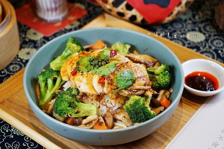 台中市東區有春茶館新菜色強勢登場!麻辣豆腐魚鍋、紅油舒肥雞蔬菜飯、麻辣嫩雞皮蛋麵,開胃套餐任你選!