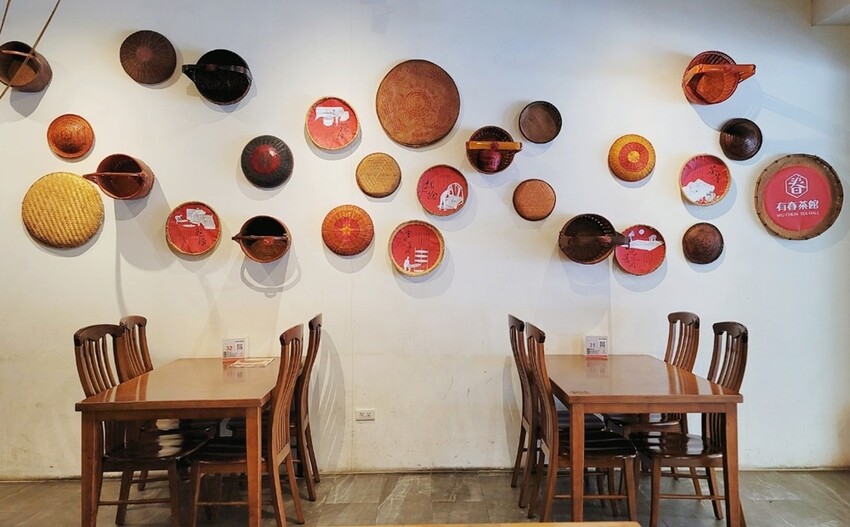 台中市東區有春茶館新菜色強勢登場!麻辣豆腐魚鍋、紅油舒肥雞蔬菜飯、麻辣嫩雞皮蛋麵,開胃套餐任你選!