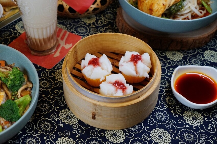 台中市東區有春茶館新菜色強勢登場!麻辣豆腐魚鍋、紅油舒肥雞蔬菜飯、麻辣嫩雞皮蛋麵,開胃套餐任你選!