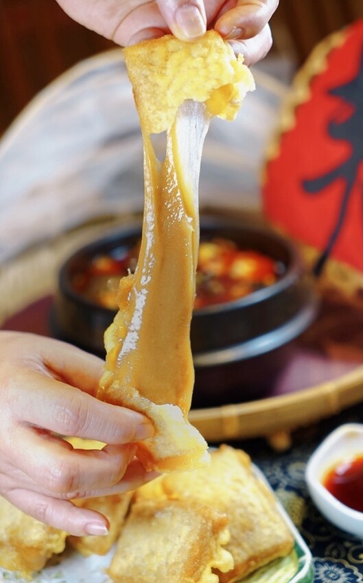 台中市東區有春茶館新菜色強勢登場!麻辣豆腐魚鍋、紅油舒肥雞蔬菜飯、麻辣嫩雞皮蛋麵,開胃套餐任你選!