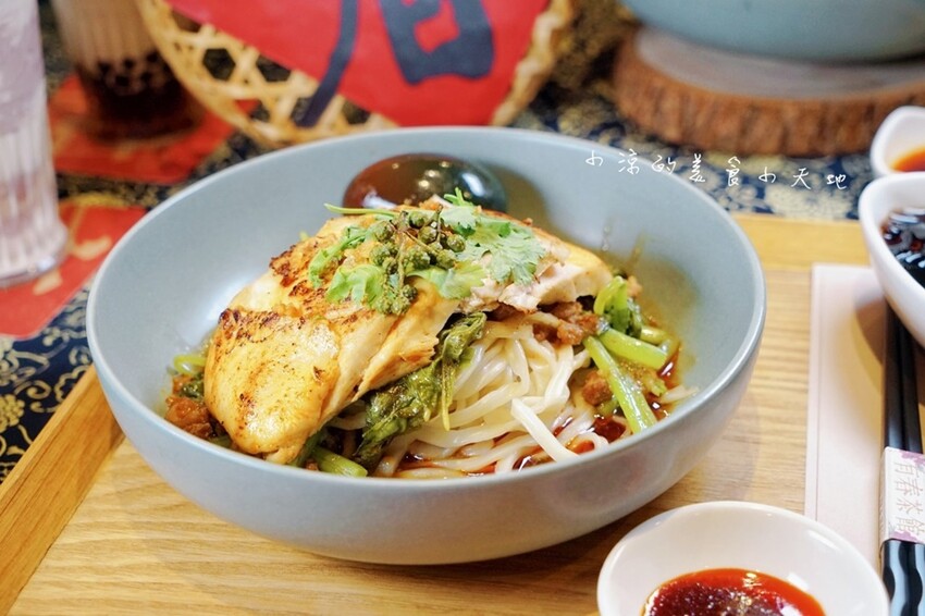 台中市東區有春茶館新菜色強勢登場!麻辣豆腐魚鍋、紅油舒肥雞蔬菜飯、麻辣嫩雞皮蛋麵,開胃套餐任你選!