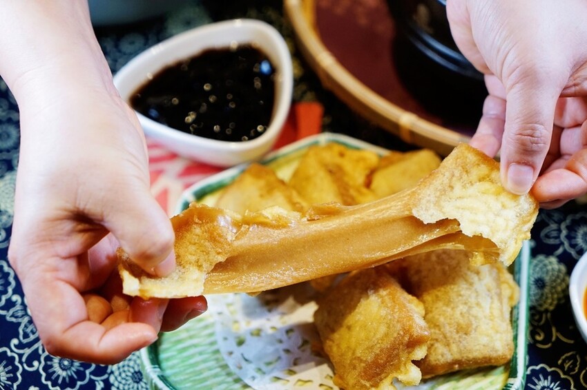 台中市東區有春茶館新菜色強勢登場!麻辣豆腐魚鍋、紅油舒肥雞蔬菜飯、麻辣嫩雞皮蛋麵,開胃套餐任你選!