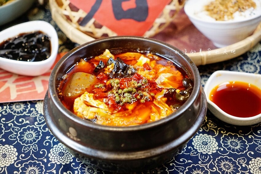 台中市東區有春茶館新菜色強勢登場!麻辣豆腐魚鍋、紅油舒肥雞蔬菜飯、麻辣嫩雞皮蛋麵,開胃套餐任你選!