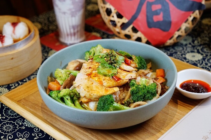 台中市東區有春茶館新菜色強勢登場!麻辣豆腐魚鍋、紅油舒肥雞蔬菜飯、麻辣嫩雞皮蛋麵,開胃套餐任你選!