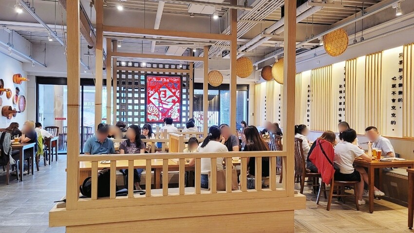 台中市東區有春茶館新菜色強勢登場!麻辣豆腐魚鍋、紅油舒肥雞蔬菜飯、麻辣嫩雞皮蛋麵,開胃套餐任你選!