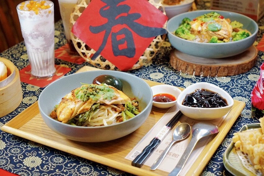 台中市東區有春茶館新菜色強勢登場!麻辣豆腐魚鍋、紅油舒肥雞蔬菜飯、麻辣嫩雞皮蛋麵,開胃套餐任你選!