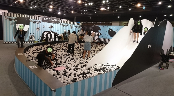 爽啾貘的黑白想特展(高雄夢時代)：高雄夢時代~爽啾貘的黑白想特展~可愛場景萌翻天~好拍到嫑嫑~超適合親子同遊~