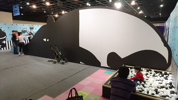 爽啾貘的黑白想特展(高雄夢時代)：高雄夢時代~爽啾貘的黑白想特展~可愛場景萌翻天~好拍到嫑嫑~超適合親子同遊~