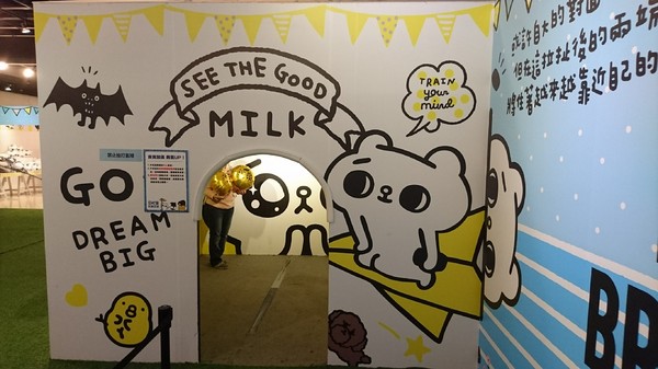 爽啾貘的黑白想特展(高雄夢時代)：高雄夢時代~爽啾貘的黑白想特展~可愛場景萌翻天~好拍到嫑嫑~超適合親子同遊~