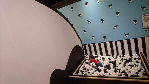 爽啾貘的黑白想特展(高雄夢時代)：高雄夢時代~爽啾貘的黑白想特展~可愛場景萌翻天~好拍到嫑嫑~超適合親子同遊~