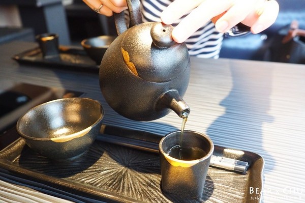 肉多多麻辣火鍋專賣店(松山南京店)：【台北火鍋推薦】肉多多麻辣火鍋專賣・彩椒御膳湯底令人難忘｜火鍋第一品牌