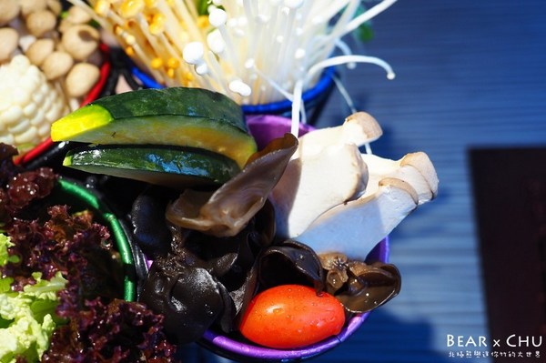 肉多多麻辣火鍋專賣店(松山南京店)：【台北火鍋推薦】肉多多麻辣火鍋專賣・彩椒御膳湯底令人難忘｜火鍋第一品牌