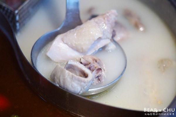 肉多多麻辣火鍋專賣店(松山南京店)：【台北火鍋推薦】肉多多麻辣火鍋專賣・彩椒御膳湯底令人難忘｜火鍋第一品牌