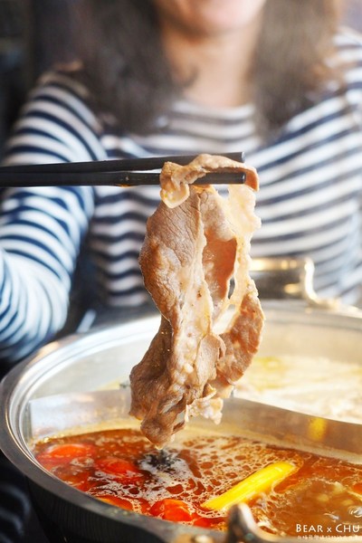 肉多多麻辣火鍋專賣店(松山南京店)：【台北火鍋推薦】肉多多麻辣火鍋專賣・彩椒御膳湯底令人難忘｜火鍋第一品牌