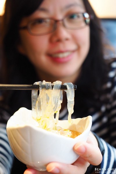 肉多多麻辣火鍋專賣店(松山南京店)：【台北火鍋推薦】肉多多麻辣火鍋專賣・彩椒御膳湯底令人難忘｜火鍋第一品牌