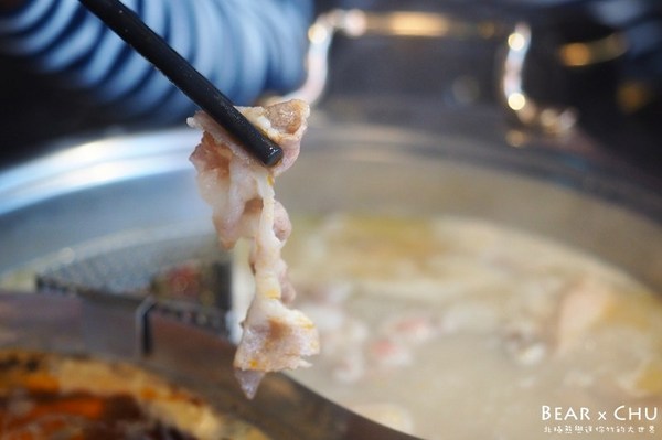 肉多多麻辣火鍋專賣店(松山南京店)：【台北火鍋推薦】肉多多麻辣火鍋專賣・彩椒御膳湯底令人難忘｜火鍋第一品牌