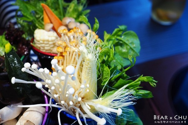 肉多多麻辣火鍋專賣店(松山南京店)：【台北火鍋推薦】肉多多麻辣火鍋專賣・彩椒御膳湯底令人難忘｜火鍋第一品牌