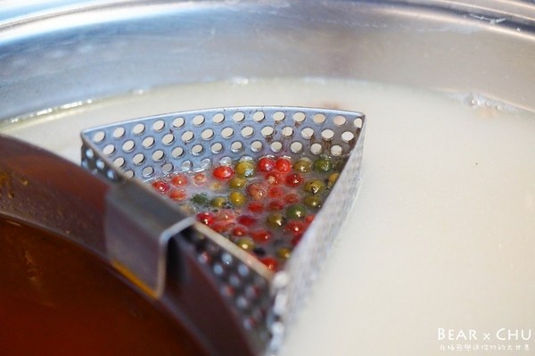 肉多多麻辣火鍋專賣店(松山南京店)：【台北火鍋推薦】肉多多麻辣火鍋專賣・彩椒御膳湯底令人難忘｜火鍋第一品牌