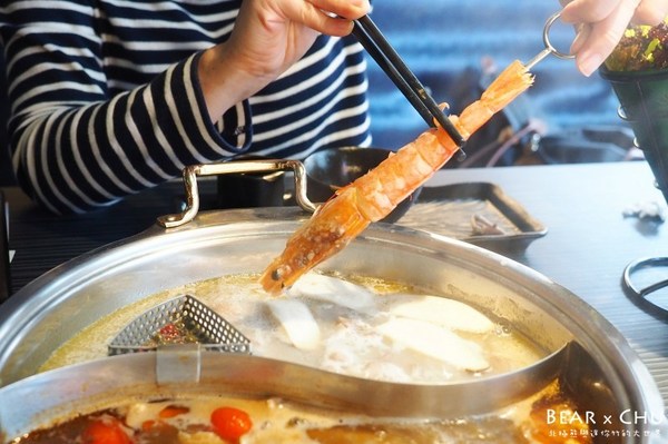 肉多多麻辣火鍋專賣店(松山南京店)：【台北火鍋推薦】肉多多麻辣火鍋專賣・彩椒御膳湯底令人難忘｜火鍋第一品牌