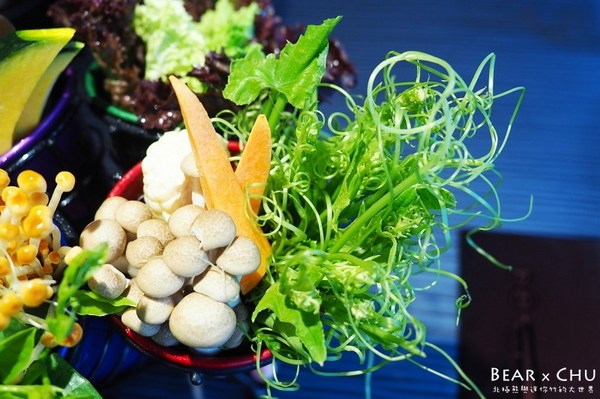 肉多多麻辣火鍋專賣店(松山南京店)：【台北火鍋推薦】肉多多麻辣火鍋專賣・彩椒御膳湯底令人難忘｜火鍋第一品牌