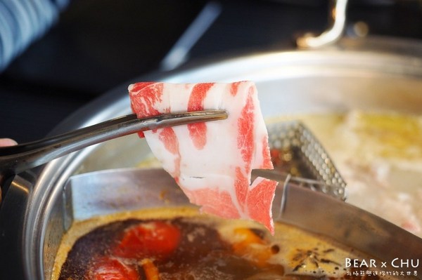 肉多多麻辣火鍋專賣店(松山南京店)：【台北火鍋推薦】肉多多麻辣火鍋專賣・彩椒御膳湯底令人難忘｜火鍋第一品牌