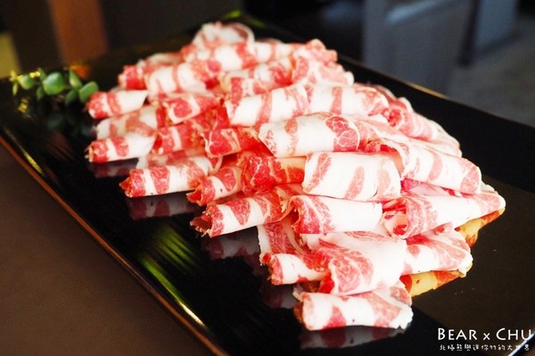 肉多多麻辣火鍋專賣店(松山南京店)：【台北火鍋推薦】肉多多麻辣火鍋專賣・彩椒御膳湯底令人難忘｜火鍋第一品牌