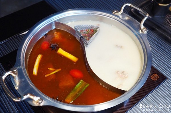 肉多多麻辣火鍋專賣店(松山南京店)：【台北火鍋推薦】肉多多麻辣火鍋專賣・彩椒御膳湯底令人難忘｜火鍋第一品牌