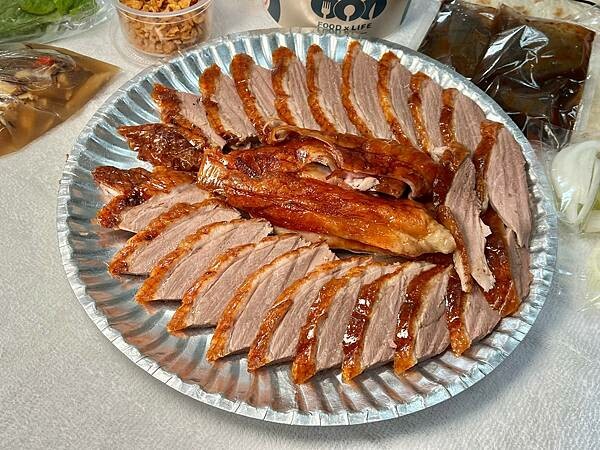 (台北烤鴨)京城烤鴨~嚴選肥美多汁櫻桃鴨、獨創生菜包鴨腿鬆、