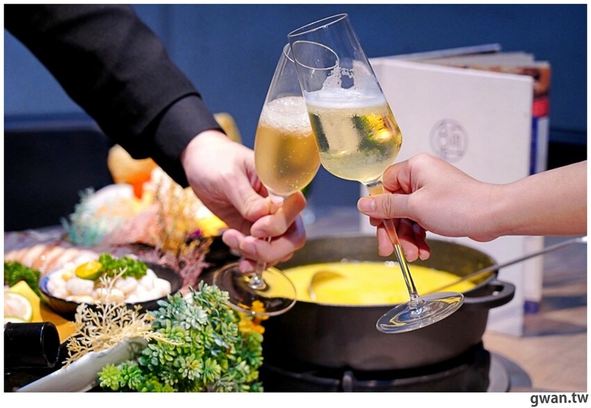 台中貴婦養成班，深紅火鍋首創燕窩漱口，再喝花膠雞湯吃氣冷雞！