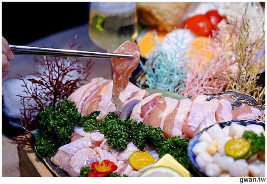 台中貴婦養成班，深紅火鍋首創燕窩漱口，再喝花膠雞湯吃氣冷雞！