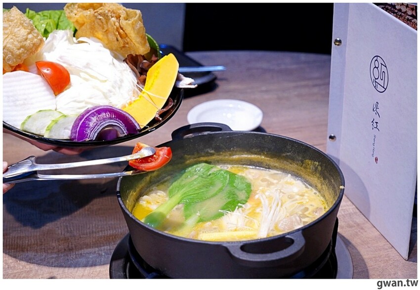 台中貴婦養成班，深紅火鍋首創燕窩漱口，再喝花膠雞湯吃氣冷雞！