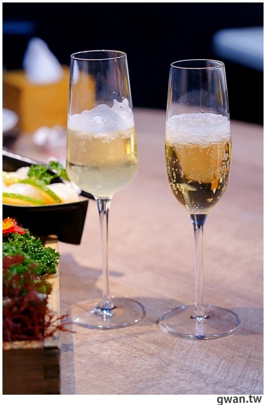 台中貴婦養成班，深紅火鍋首創燕窩漱口，再喝花膠雞湯吃氣冷雞！