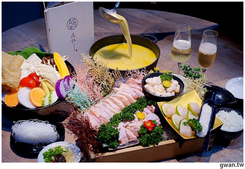 台中貴婦養成班，深紅火鍋首創燕窩漱口，再喝花膠雞湯吃氣冷雞！