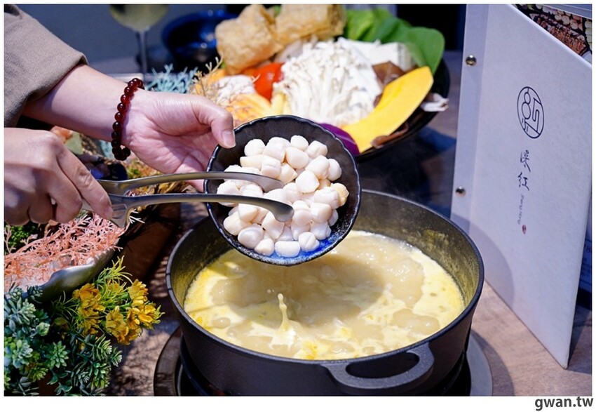 台中貴婦養成班，深紅火鍋首創燕窩漱口，再喝花膠雞湯吃氣冷雞！