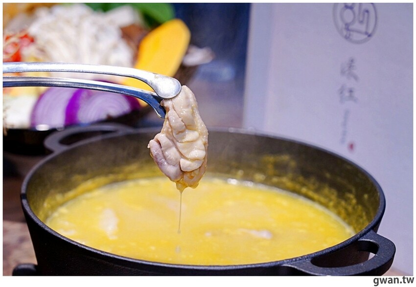 台中貴婦養成班，深紅火鍋首創燕窩漱口，再喝花膠雞湯吃氣冷雞！