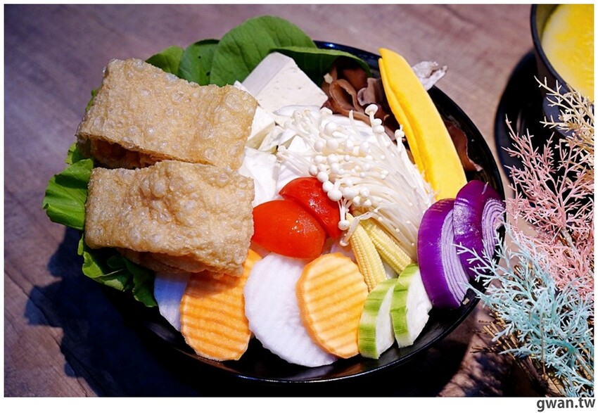 台中貴婦養成班，深紅火鍋首創燕窩漱口，再喝花膠雞湯吃氣冷雞！