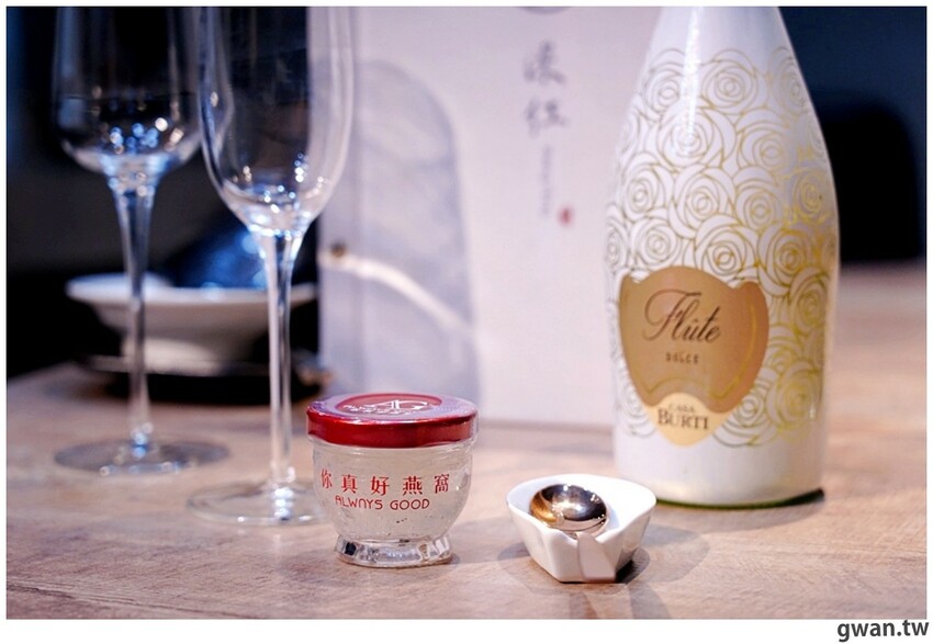 台中貴婦養成班，深紅火鍋首創燕窩漱口，再喝花膠雞湯吃氣冷雞！