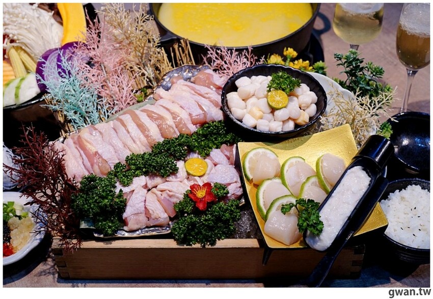 台中貴婦養成班，深紅火鍋首創燕窩漱口，再喝花膠雞湯吃氣冷雞！