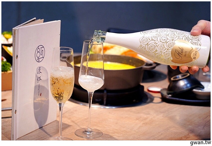 台中貴婦養成班，深紅火鍋首創燕窩漱口，再喝花膠雞湯吃氣冷雞！