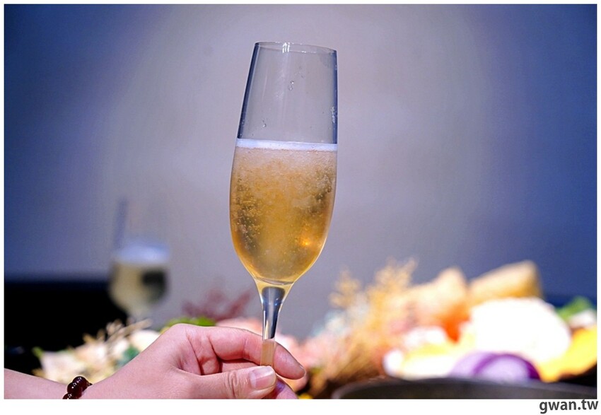 台中貴婦養成班，深紅火鍋首創燕窩漱口，再喝花膠雞湯吃氣冷雞！