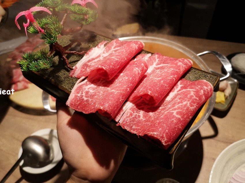 一個人不到八百元就能吃到精緻的龍蝦鴛鴦鍋，你心動了嗎？