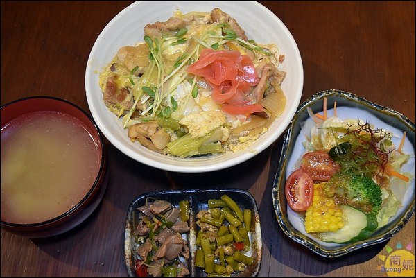 汱匠 居食:台中平價日式定食丼飯白飯湯品吃到飽。汱匠居食。早餐日式烤飯糰午餐吃到飽晚餐平價居酒屋還有球星可追@商妮吃喝遊樂